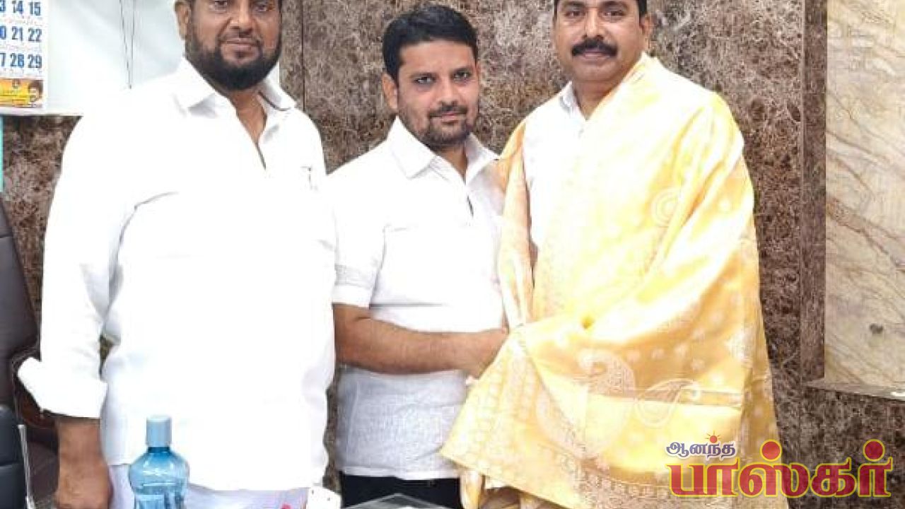 பேர்ணாம்பட்டு நகராட்சி ஆணையருக்கு நகர மன்ற துணைத் தலைவர் சால்வை அணிவித்து வாழ்த்து!